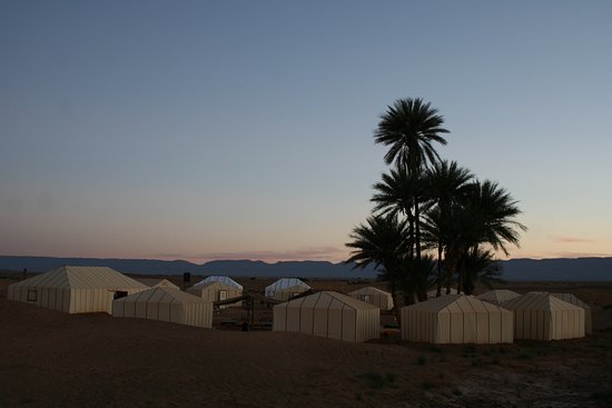 Día 2: Zagora – Valle del Draa – Ouarzazate – Marrakech Foto de campamentos en el desierto de Zagora por la noche. Excursión Desierto Zagora 2 Días desde Marrakech