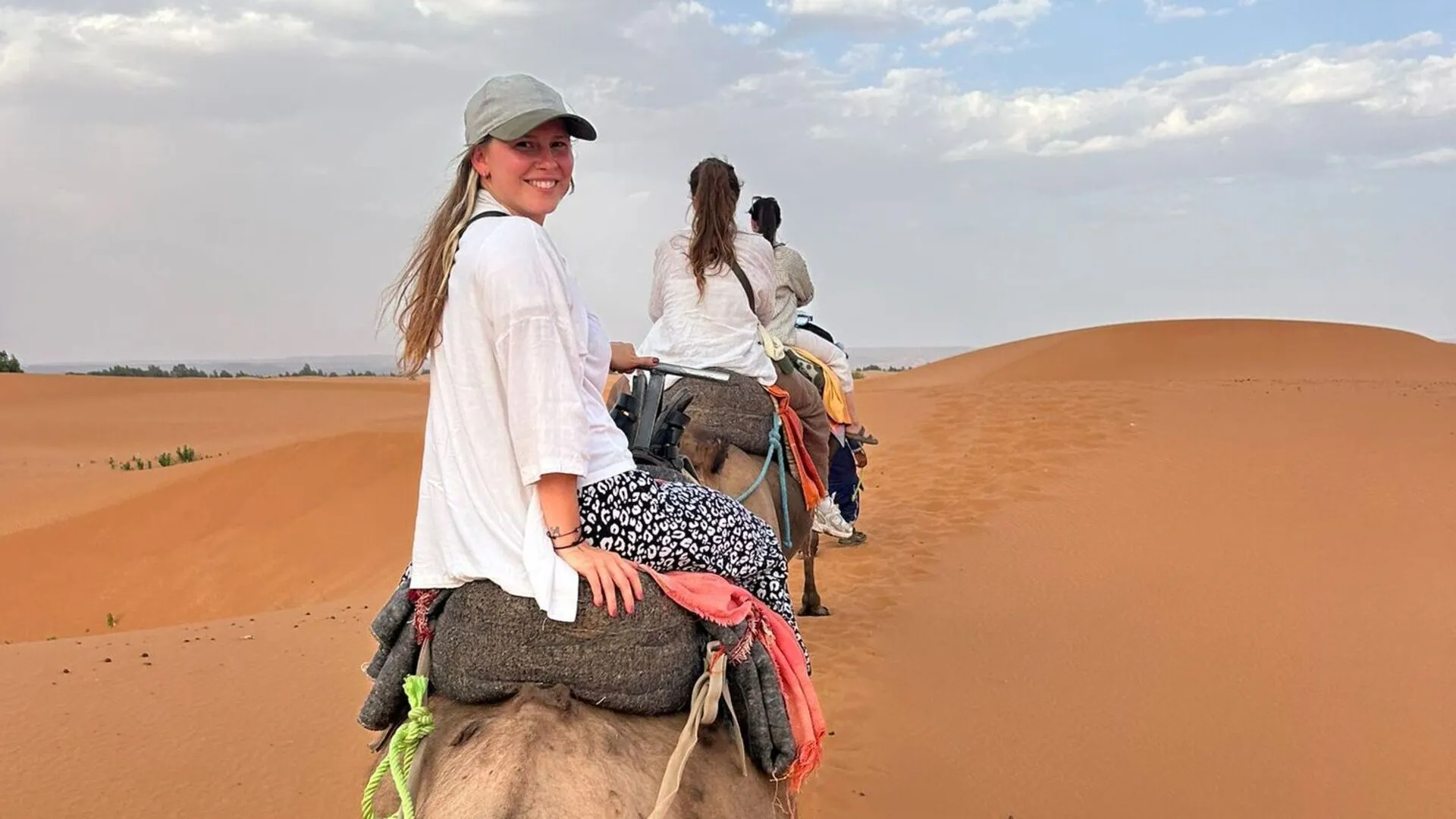 Tour de 4 días desde Fez al desierto finalizando en Marrakech, paseo en camello en Erg Chebbi