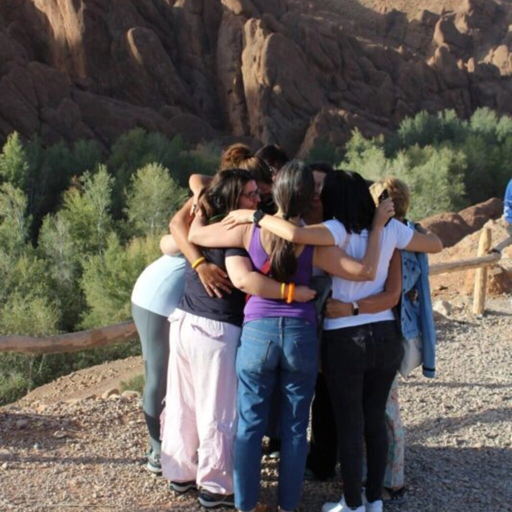 Grupo de mujeres abrazadas durante el viaje de gestión emocional e inmersión cultural en Marruecos