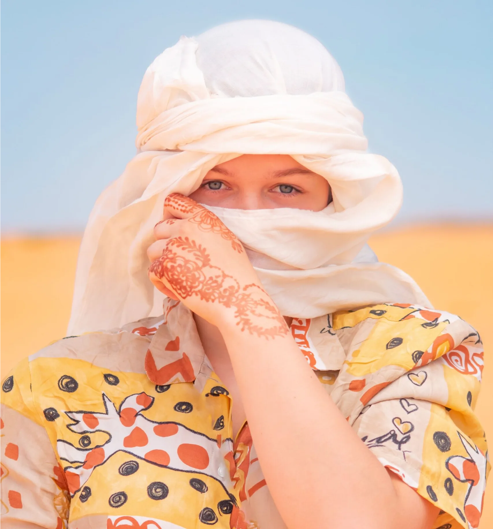 Viajera disfrutando de un tour privado y seguro por el desierto de Marruecos con Alma Bereber Tours