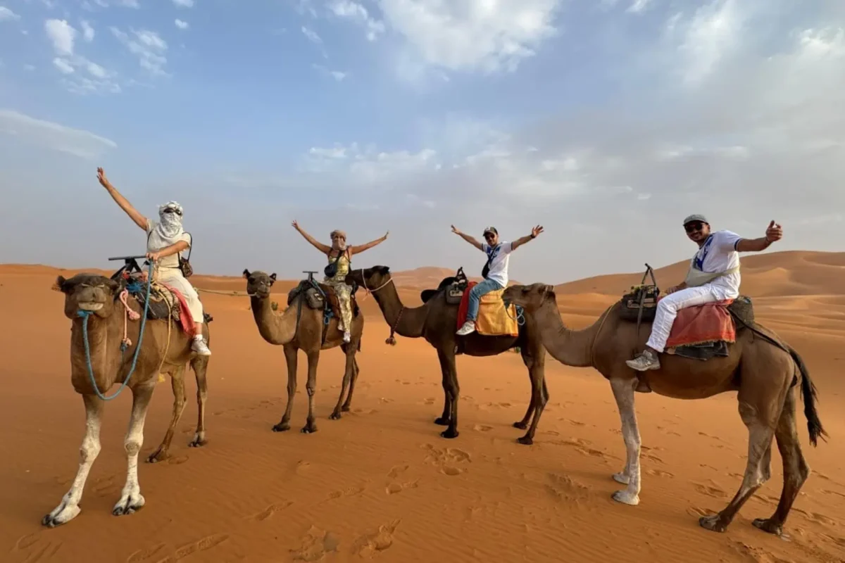 Tour 2 Días Fez – Merzouga – Marrakech: La Gran Travesía . camellos-tour-desierto-sahara-mersouga-marruecos