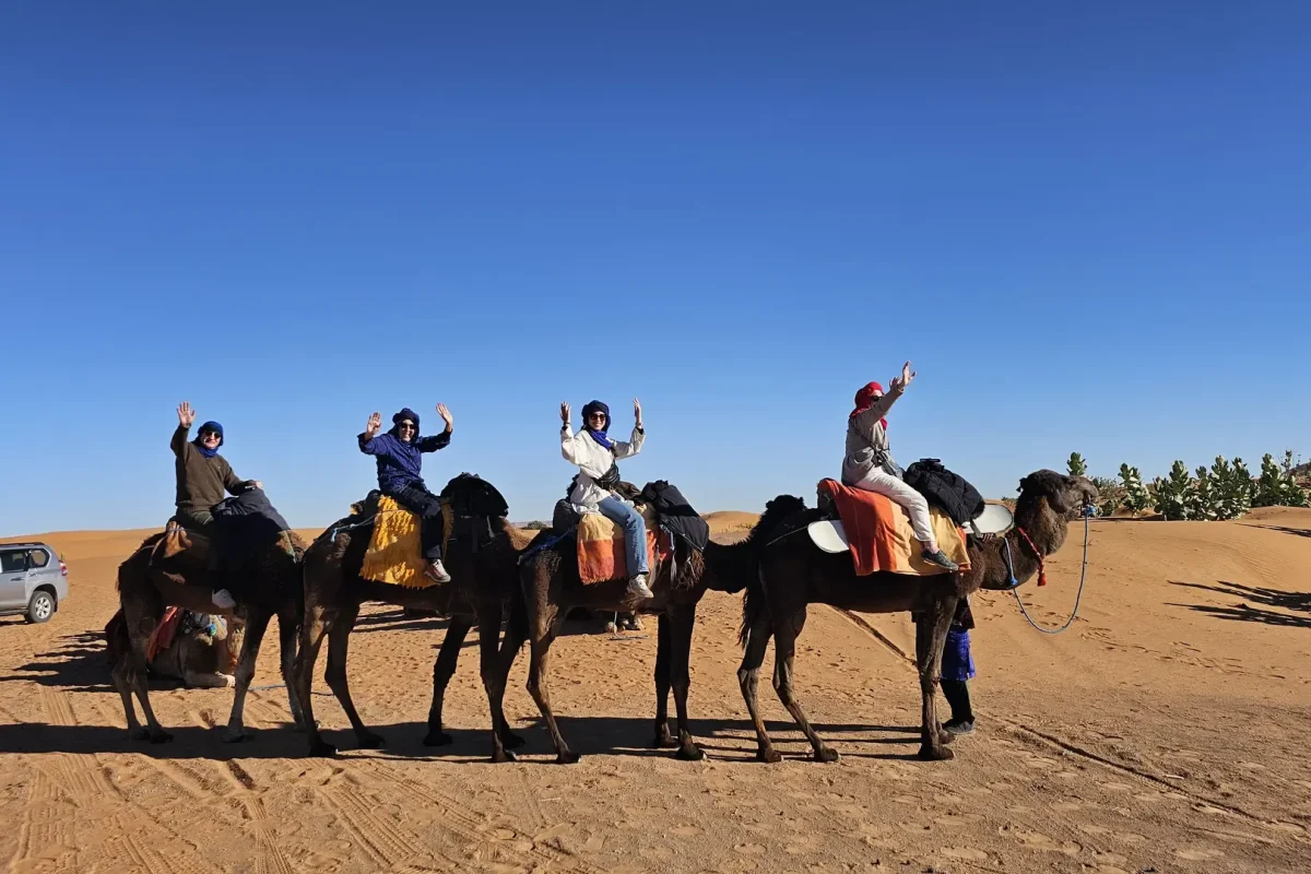 Tour 3 Días Fez – Merzouga – Marrakech: La Ruta Ideal . en-sahara-paseo-en-camello-desierto-merzouga