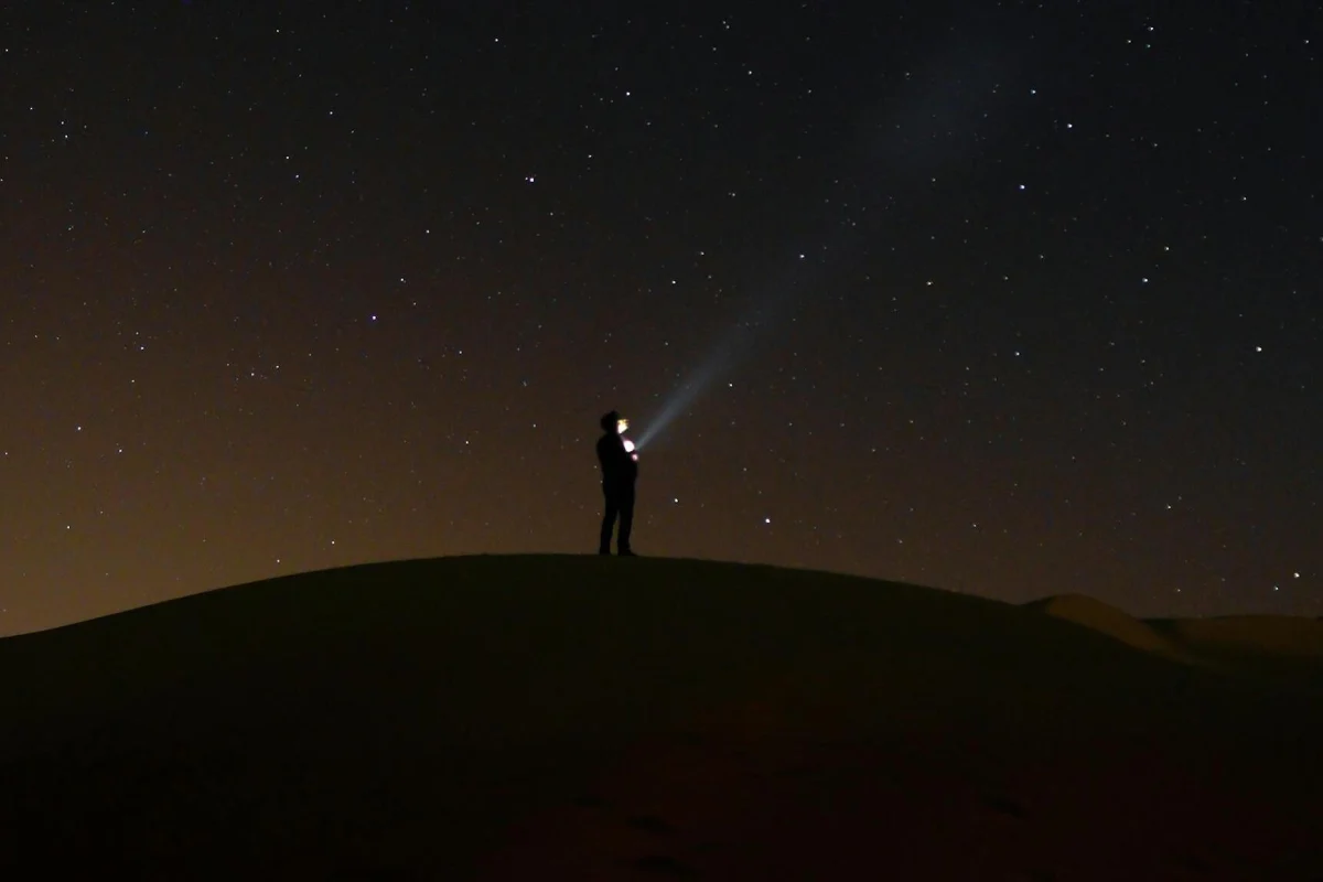 noche-en-desierto-viajero