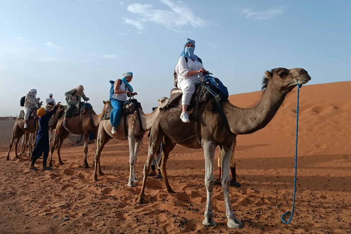 Tour 4 Días Marrakech a Merzouga: La Ruta Completa del Sur . paseo-en-camello-sahara-desiertomarruecos-tour-almaberebertours
