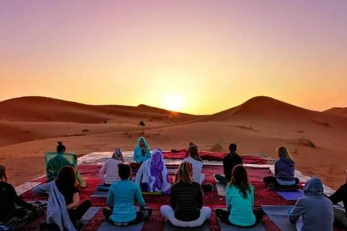 yoga-desierto-amanecer yoga-desierto-amanecer